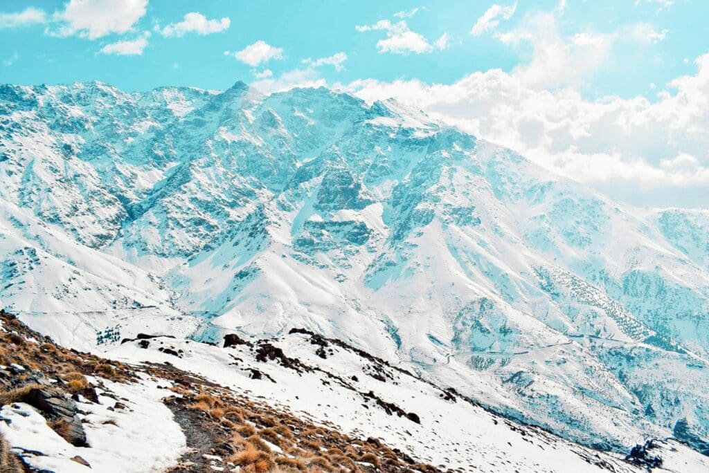 A snowy mountain image for the article: Best time to travel for snow, by Handpicked Travel Co.